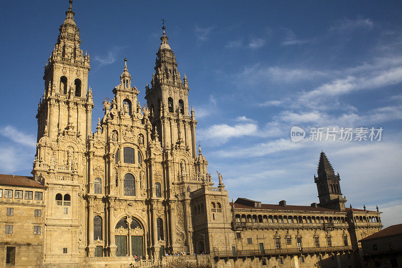 圣地亚哥德孔波斯特拉大教堂，Obradoiro 门面。